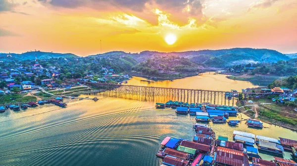 günbatımı üzerinde ahşap köprü