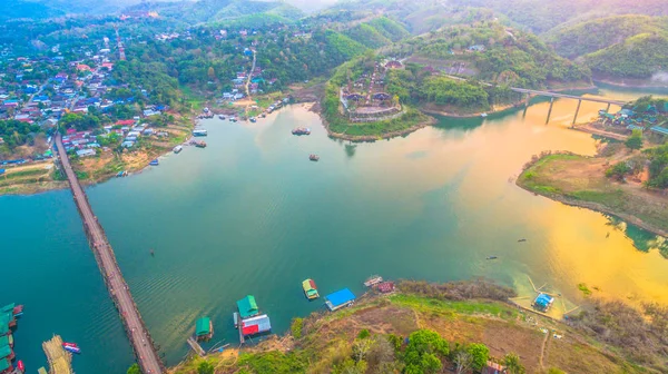 günbatımı üzerinde ahşap köprü