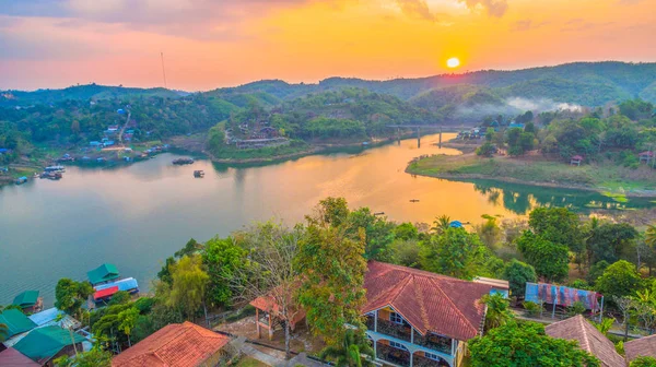 günbatımı üzerinde ahşap köprü