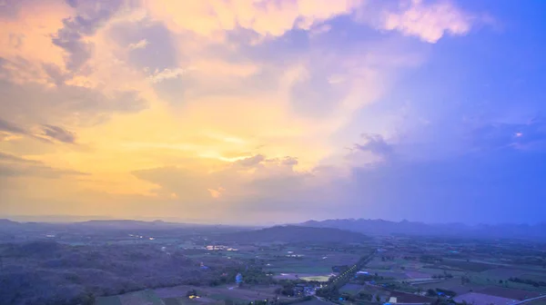 Belo pôr do sol acima dos campos de milho — Fotografia de Stock