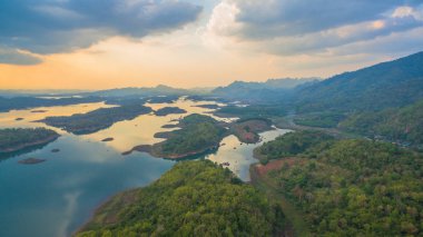 gökyüzü göl aracılığıyla ışık