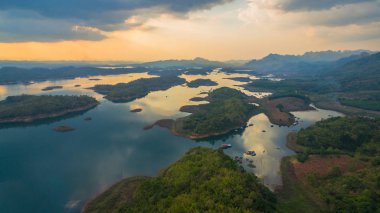 gökyüzü göl aracılığıyla ışık
