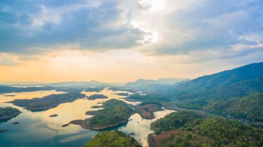 gökyüzü göl aracılığıyla ışık