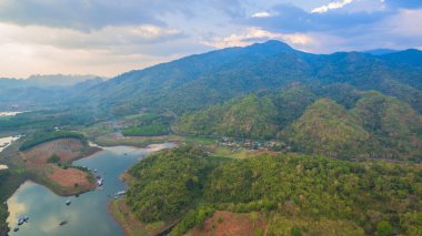 dağlar göl çevresinde