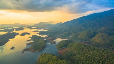 dağlar göl çevresinde