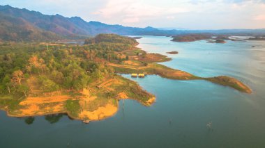 dağlar göl çevresinde