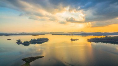 Göl Manzaralı güzel günbatımı