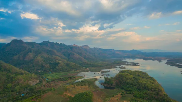 Montañas alrededor del lago — Foto de Stock