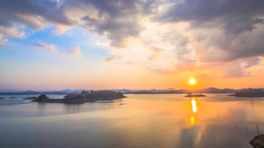 Göl Manzaralı güzel günbatımı