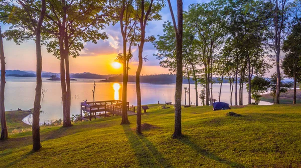 Doce pôr do sol na vista do lago — Fotografia de Stock