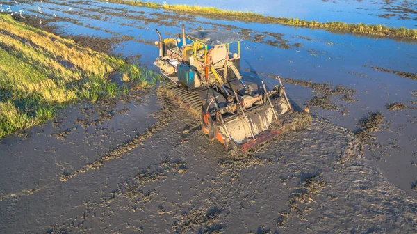 Landwirt bereitet mit Traktor den Boden — Stockfoto