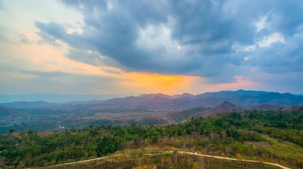 Pequeño camino de tierra dentro del bosque — Foto de Stock