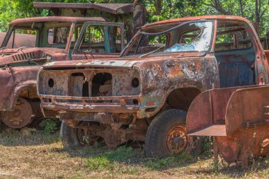 Eski makine kadar paslı.