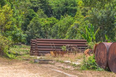 Eski makine kadar paslı.