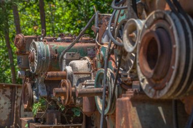 Eski makine kadar paslı.