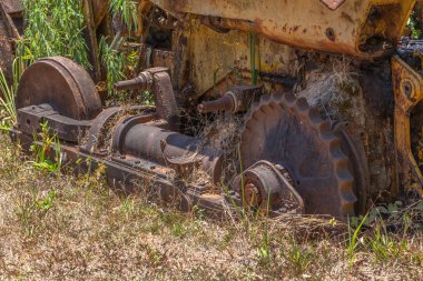 Eski makine kadar paslı.