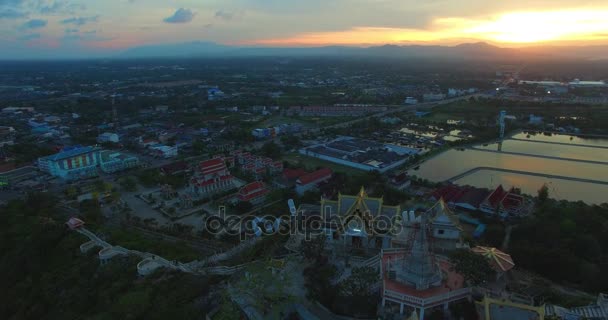 Fotografía aérea durante la puesta del sol en el hermoso palacio — Vídeo de stock