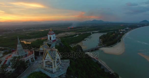 Fotografía aérea durante la puesta del sol en el hermoso palacio — Vídeo de stock