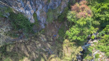 Fotoğraf dron tarafından büyük mağara içinde
