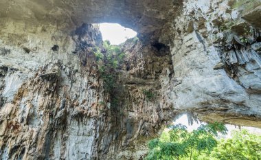 Fotoğraf dron tarafından büyük mağara içinde