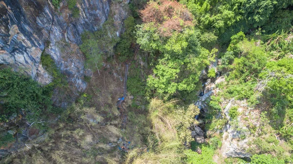 Fotoğraf dron tarafından büyük mağara içinde