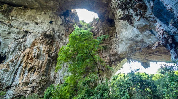 Fotografia dentro da grande caverna por drone — Fotografia de Stock