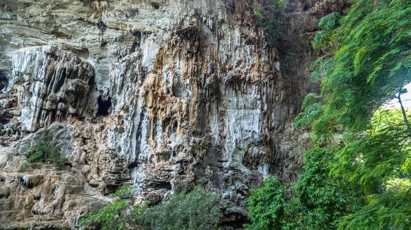 Fotografia dentro da grande caverna por drone — Fotografia de Stock
