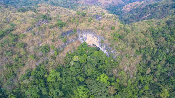 Fotografia aérea acima Tharlode Noi caverna — Fotografia de Stock
