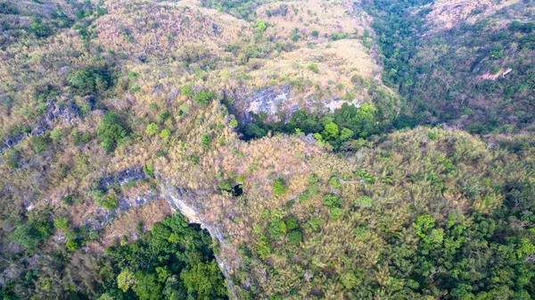 Fotografia aérea acima Tharlode Noi caverna — Fotografia de Stock