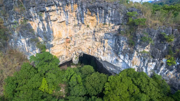 Fotografia aérea acima Tharlode Noi caverna — Fotografia de Stock