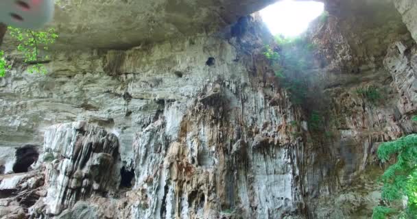 Fotografia lotnicza nad niesamowity jaskini — Wideo stockowe