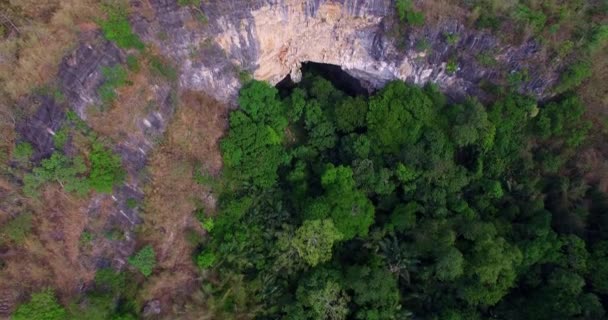 Fotografia lotnicza nad niesamowity jaskini — Wideo stockowe