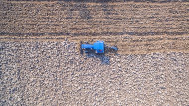 Çiftçi kullanım traktör zemin hazırlamak