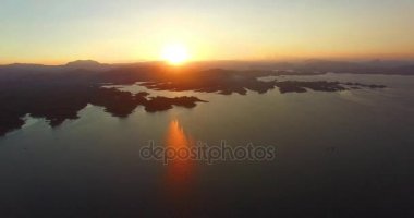 Çarpıcı panoramik göl günbatımı zamanı. gökyüzü göl aracılığıyla ışık 