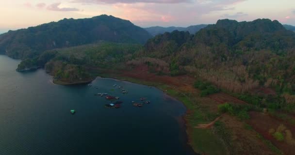 Superbe vue panoramique sur le lac au coucher du soleil. lumière à travers le ciel jusqu'au lac — Video