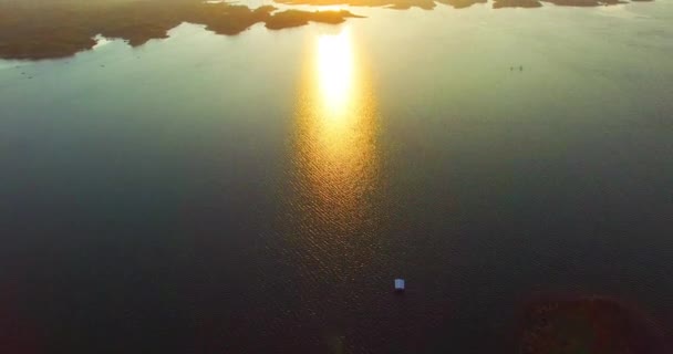 夕暮れ時の湖の素晴らしいパノラマ ビュー。湖に空を通る光 — ストック動画