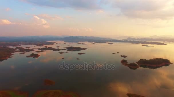 Εκπληκτική πανοραμική θέα της λίμνης στο ηλιοβασίλεμα. φως μέσα από τον ουρανό προς τη λίμνη — Αρχείο Βίντεο