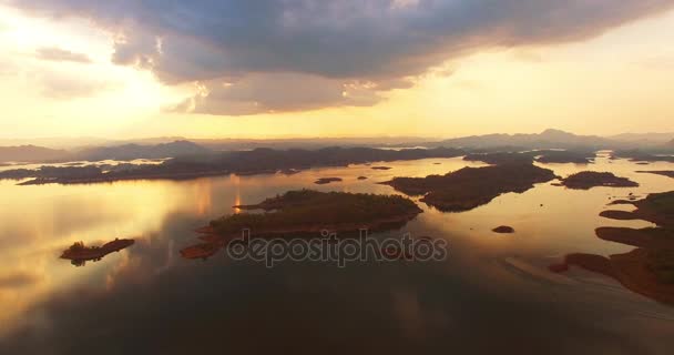 Приголомшливий панорамний вид на озеро під час заходу сонця. світло крізь небо до озера — стокове відео