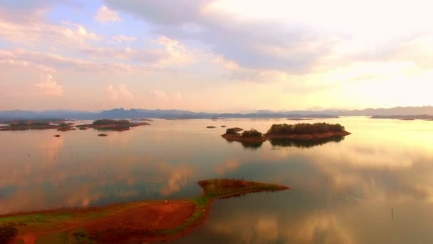 夕暮れ時の湖の素晴らしいパノラマ ビュー。湖に空を通る光 — ストック動画