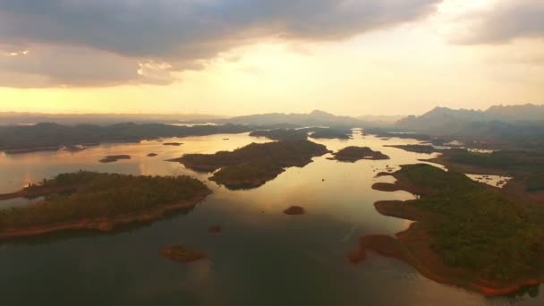 Impresionante vista panorámica del lago al atardecer. luz a través del cielo hasta el lago — Vídeos de Stock