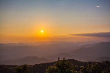 sınırı yakınındaki tepenin üzerinde çarpıcı sahne 