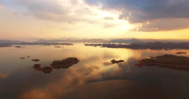 Εκπληκτική πανοραμική θέα της λίμνης στο ηλιοβασίλεμα. φως μέσα από τον ουρανό προς τη λίμνη — Αρχείο Βίντεο