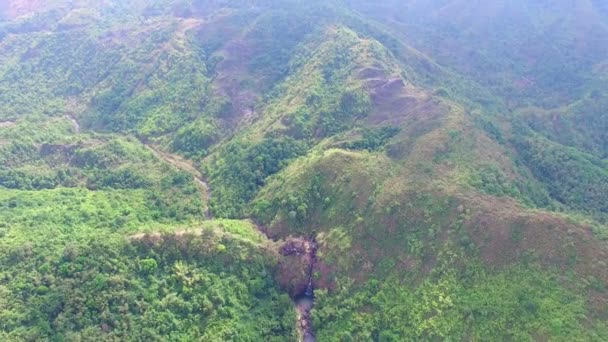 Fantastisk panoramautsikt över sjön i solnedgång. ljus genom himlen får sjön — Stockvideo