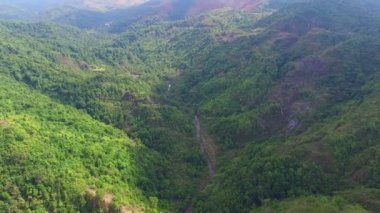 Çarpıcı panoramik göl günbatımı zamanı. gökyüzü göl aracılığıyla ışık 