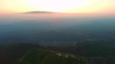 sınırı yakınındaki tepenin üzerinde çarpıcı sahne 