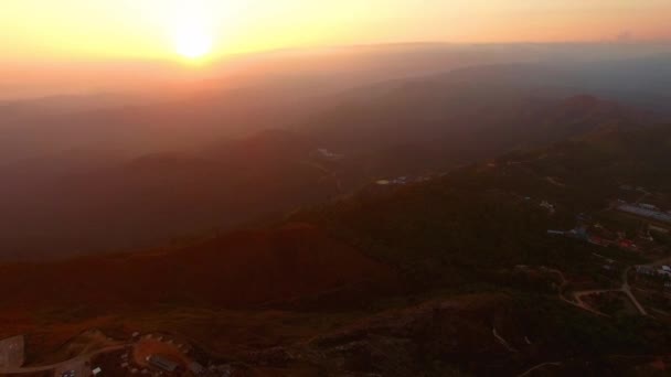 Nádherné přírodní scenérie na vrcholu kopce nedaleko hranic — Stock video