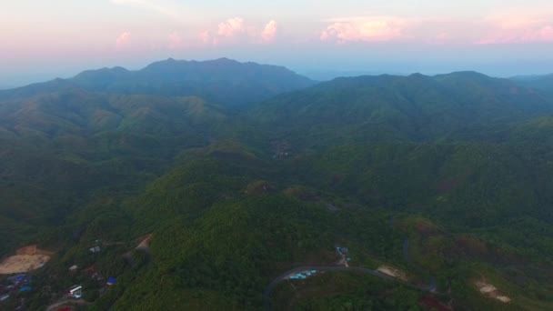 Paysages magnifiques au sommet d'une colline près de la frontière — Video