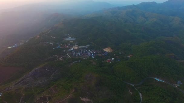 Paysages magnifiques au sommet d'une colline près de la frontière — Video