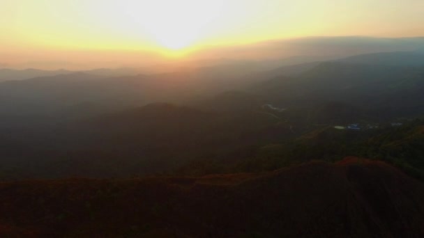 Потрясающий пейзаж на вершине холма рядом с границей — стоковое видео