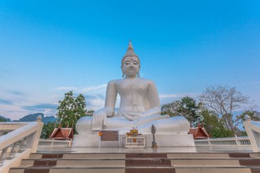 Beyaz heykel Buda 